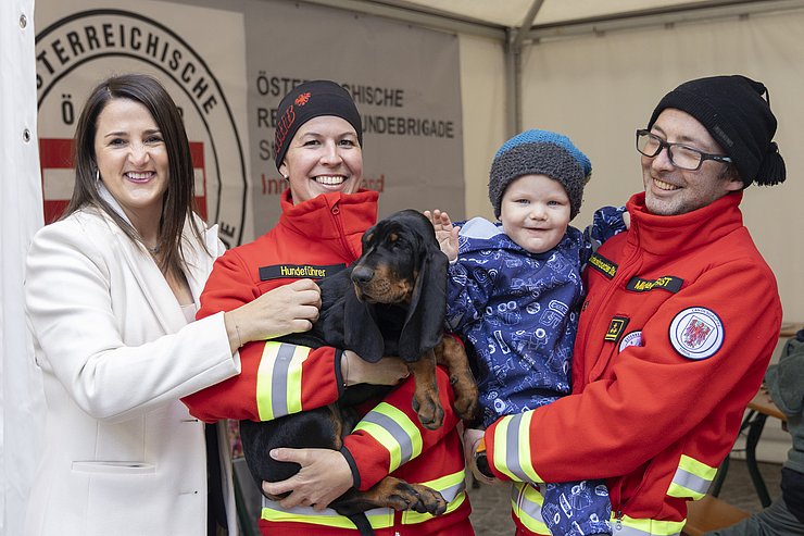 LRin Astrid Mair besuchte unter anderem auch die Österreichische Hundebrigade an ihrem Stand.
