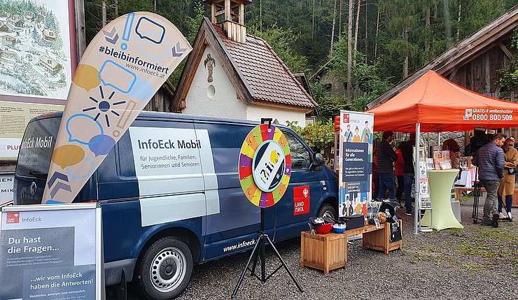 © InfoEck Einmalige Gelegenheit: Am Stand des InfoEck kann man sich die digitale Handysignatur ausstellen lassen.