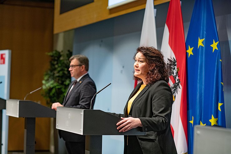 © Land Tirol/G.Berger Landeshauptmann Günther Platter und Landeshauptmann-Stellvertreterin Ingrid Felipe bei der Pressekonferenz