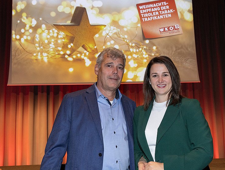 Jugendlandesrätin Astrid Mair und Martin Wacker, Gremialobmann der Tabaktrafikanten in der Wirtschaftskammer Tirol, freuten sich über das vorbildliche Ergebnis der Mystery-Shopping-Tour in Tirol. 