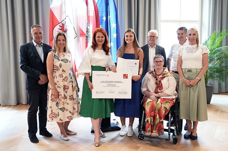 V. l.: Bildungsdirektor Paul Gappmaier, Judith Graziadei (Schulqualitätsmanagerin der Bildungsregion Mitte), LRin Cornelia Hagele, Jana Schweinberger, Werner Mayr, Elisabeth Rieder, Friedrich Hellmayr (Direktor der BHAK/BHAS Schwaz), Lehrerin Melanie Nogalo.