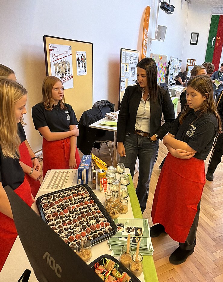 Jugendlandesrätin Astrid Mair mit SchülerInnen der MS1 St. Johann in Tirol.