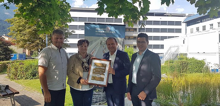 © BKH Schwaz Gruppenfoto mit Auszeichnung