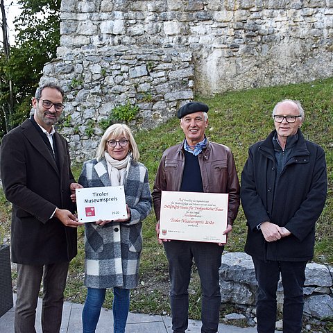 Der Museumspreis 2020 geht an den CHRONOS THAUR - Verein für Dorfgeschichte Thaur. V.l. Bgm Christoph Walser, Kulturlandesrätin Beate Palfrader, Josef Bertsch, Obmann des Chronos Vereins und Laudator Walter Hauser, Landeskonservator für Tirol im Bundesdenkmalamt