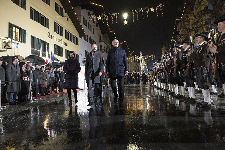 © Land Tirol/Sedlak Abschreiten der Front - im Bild LH Anton Mattle, Staatssekretär Florian Tursky und ÖSV-Präsidentin Roswitha Stadlober.