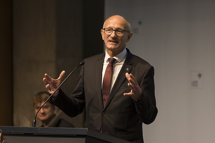 LH Anton Mattle verlieh im Landhaus die Tiroler Adler-Orden an 19 verdiente Persönlichkeiten.