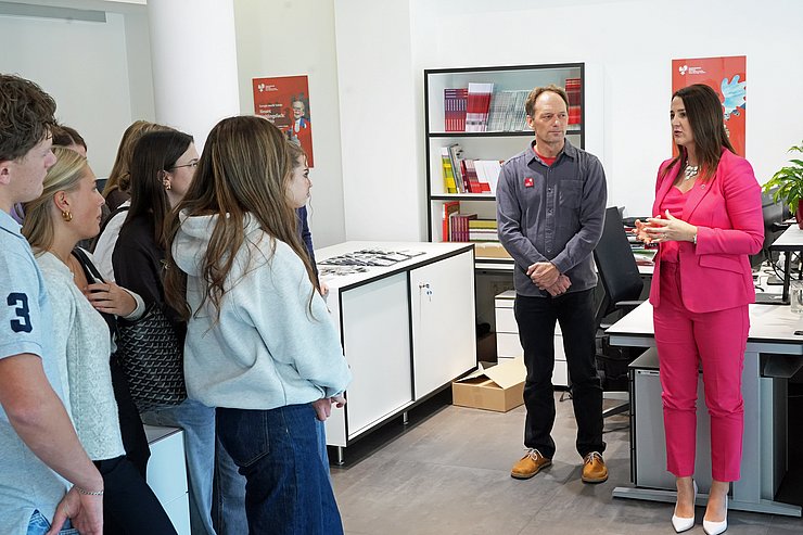 Mair mit Jugendlichen sprechend