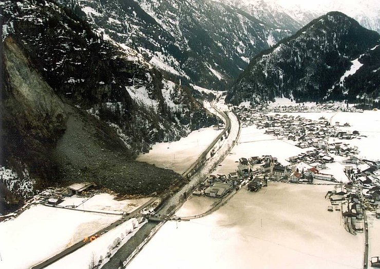 © Land Tirol/Fb. Geologie Felssturz Sägewerk Huben 1999, Gemeinde Huben