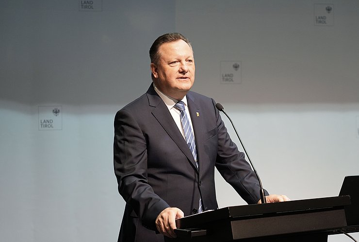 Schubert am Rednerpult, spricht