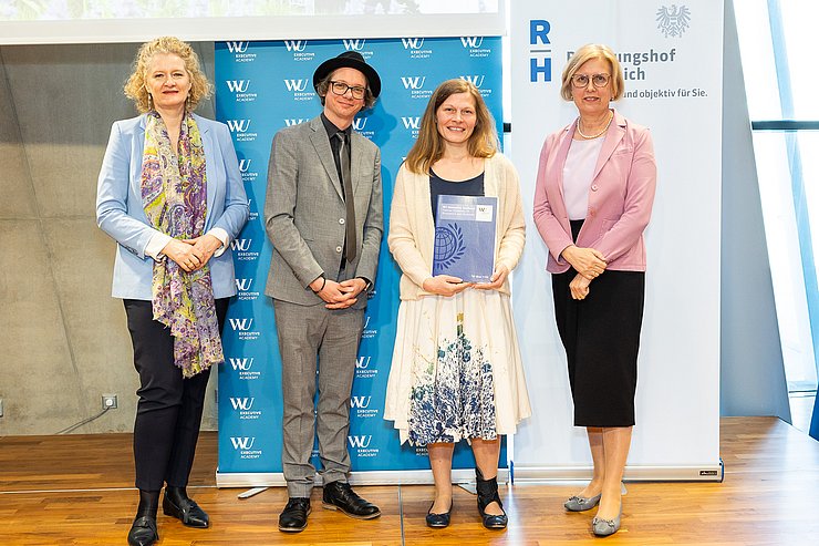 Foto mit Univ.Prof. Dr. Barbara Stöttinger (Dekanin WU Executive Academy), Univ.Prof. Dr. Harald Oberhofer (Wissenschaftlicher Lehrgangsleiter), MMag. Caroline Bonn, PhD (LRH Tirol), Dr. Margit Kraker (Präsidentin des Rechnungshofes Österreich)
