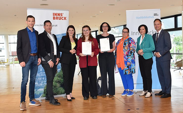 © Land Tirol/Gerzabek Bei der Auszeichnungsfeier v. li. Stefan Wanner (Bezirksstellenleiter Innsbruck/Land Wirtschaftskammer Tirol), Mario Nocker (Bgm Trins), Arbeits- und Jugendlandesrätin Astrid Mair, „Lehrling des Monats Mai 2024“ Romana Leitner, Verena Reinalter (Lehrlingsausbilderin), Sabine Faßmann (Lehrlingsbeauftragte Stadt Innsbruck), Andrea Ager (Vizepräsidentin Arbeiterkammer Tirol) und Markus Lassenberger (Vizebürgermeister Stadt Innsbruck).