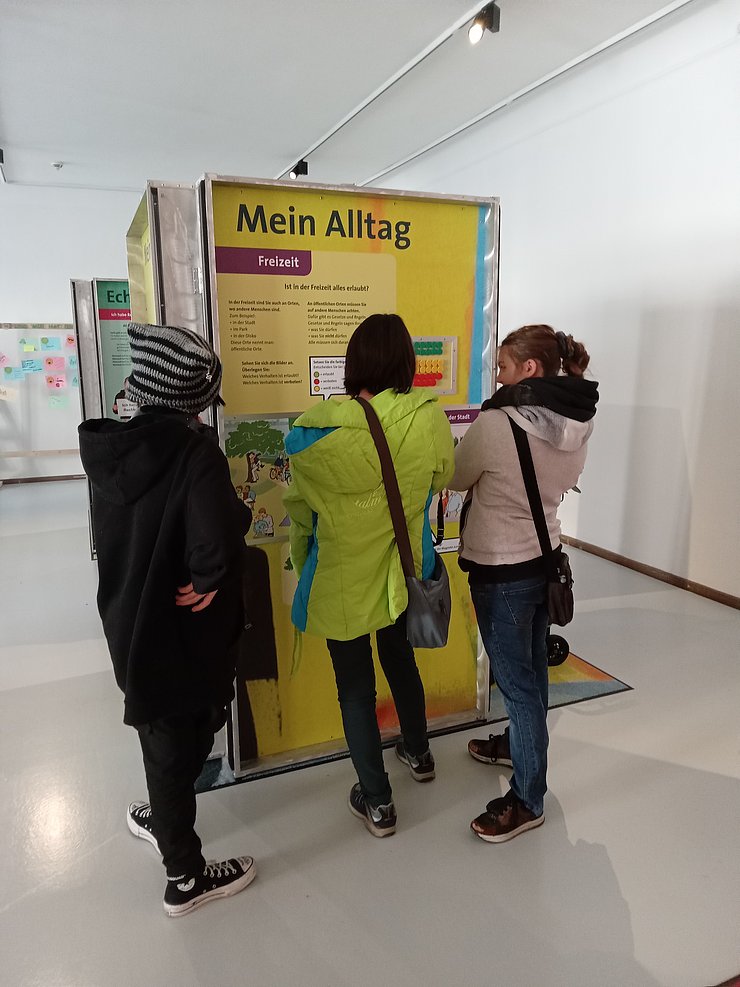 © Land Tirol/Innerkofler Jugendliche bei der Ausstellung
