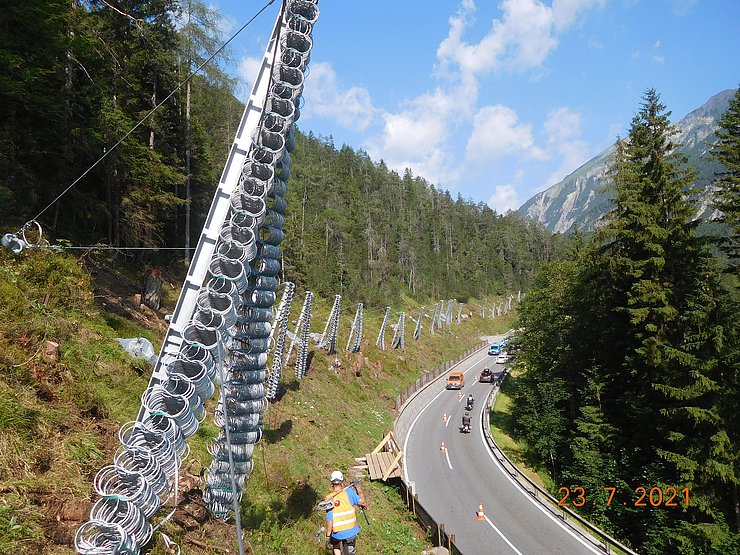 © Land Tirol/Hanny Stahlstützenreihe bergseitig oberhalb der B179