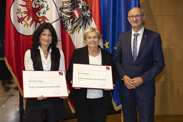 © Land Tirol/Die Fotografen Landeshauptmann Anton Mattle gratuliert Maria und Hannah Crepaz zum Landespreis für Kunst 2024.