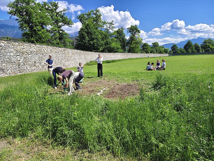 SchülerInnen auf Feld
