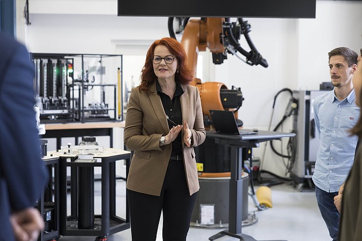 © Land Tirol Foto von Wissenschaftslandesrätin Hagele im Gespräch mit jungen Forschenden