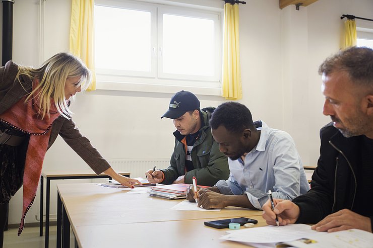 © TSD/Verena Kathrein Eine Klasse mit Flüchtlingen lernt Deutsch.