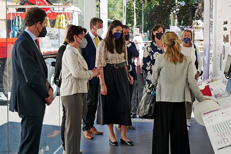 In zwei barrierefrei konzipierten Containern werden die Verfassung und ihr Gerichtshof anschaulich vorgestellt.