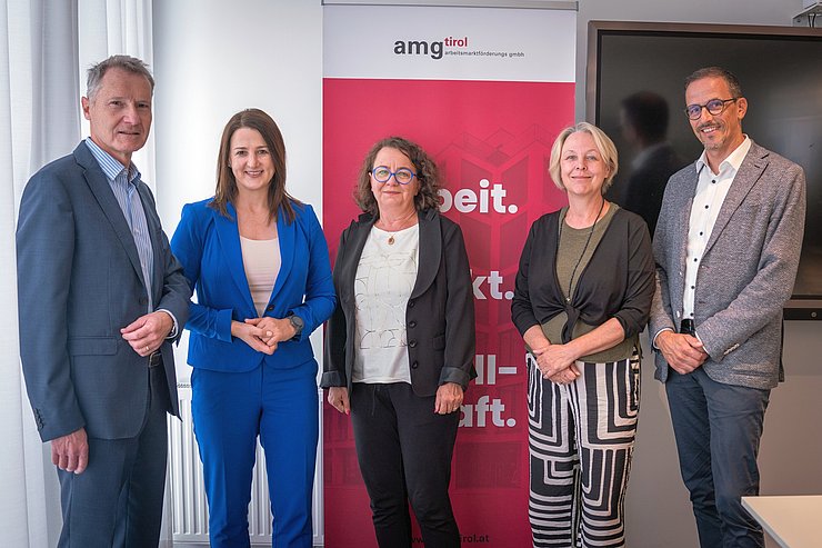 V. li. bei der Generalversammlung dabei waren unter anderem Gregor Leitner (Wirtschaftskammer Tirol), Arbeitslandesrätin Astrid Mair, Beatrice Juen (Geschäftsführerin amg-tirol), Sabine Platzer-Werlberger (Geschäftsführerin AMS Tirol) und Domenico Rief (Arbeiterkammer Tirol). 