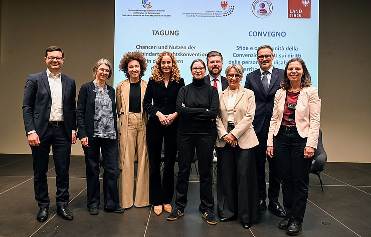 Personen stehen nebeneinander