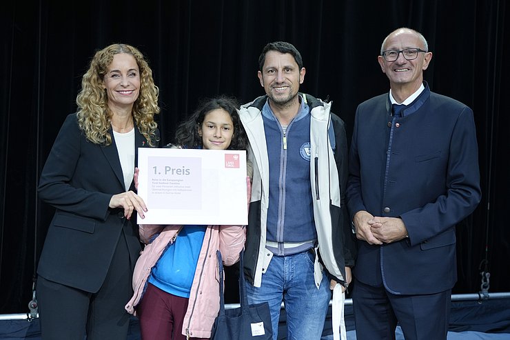 Die kleine Taha Hawrad aus Schönberg gewann mit ihrem Papa den ersten Preis des Gewinnspiels - eine Reise in die Europaregion Tirol-Südtirol-Trentino für zwei Personen inklusive zwei Übernachtungen mit Halbpension in einem 4-Sterne-Hotel.
