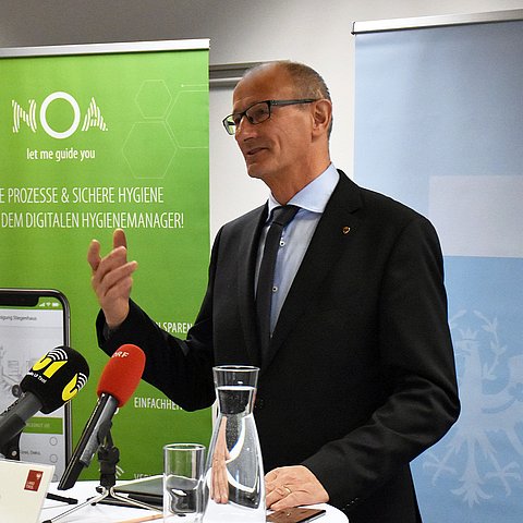 Anton Mattle beim Reden