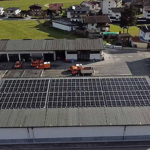 Drohnenaufnahme PV-Anlage auf Dach der Straßenmeisterei