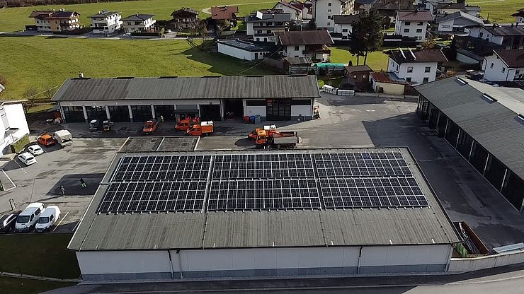 Drohnenaufnahme PV-Anlage auf Dach der Straßenmeisterei