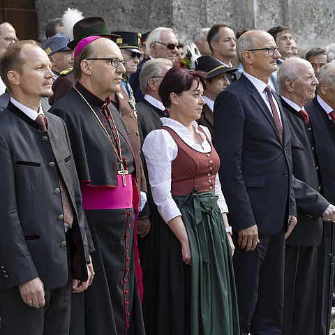 Menschen stehen nebeneinander und blicken nach vorne