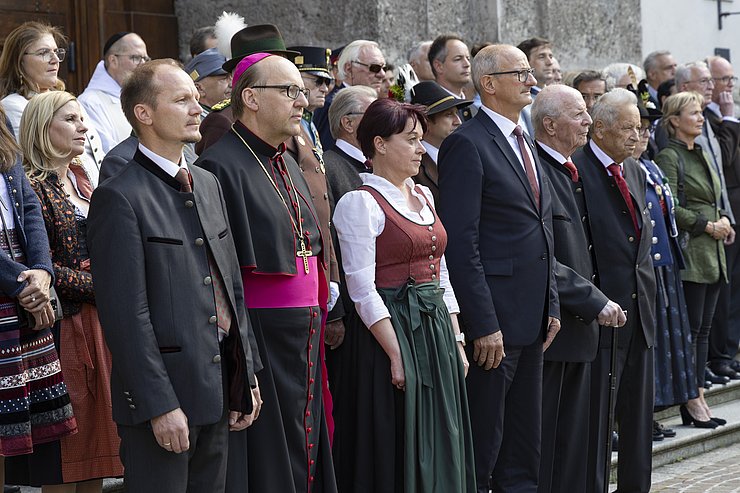 Menschen stehen nebeneinander und blicken nach vorne