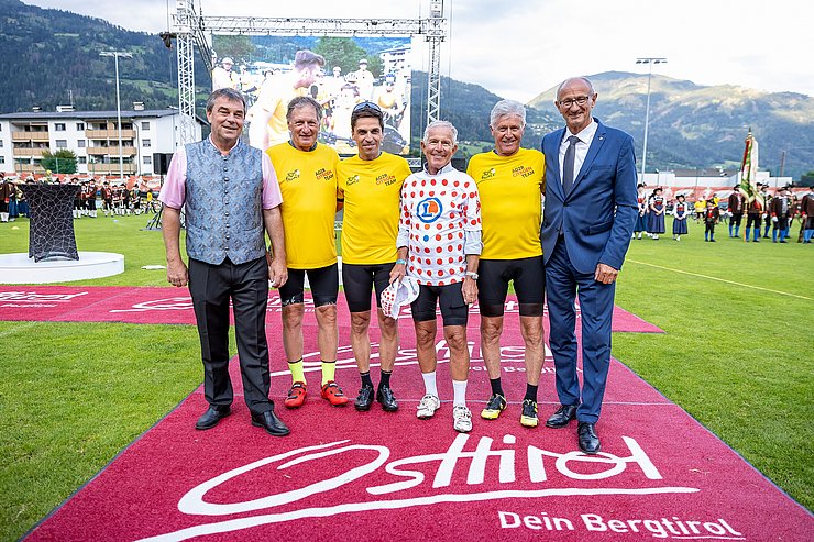 Feierten auch das Sportland Tirol (v.li.): Bürgermeister von Nußdorf-Debant Andreas Pfurner, Skilegende Franz Klammer, Ex-Rennradfahrer Thomas Rohregger, Ex-Rennradfahrer Wolfgang Steinmayr, Ex-Rennradfahrer Helmut Wechselberger und LH Anton Mattle.