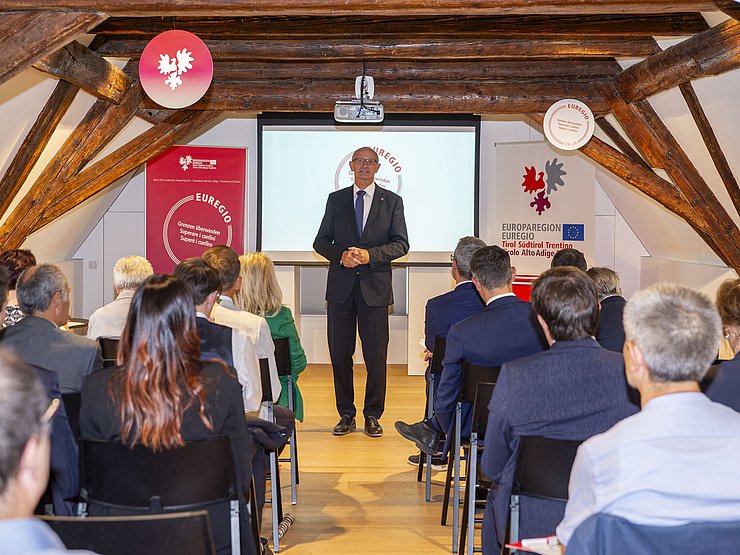 Landeshauptmann Mattle hält eine Rede in einem festlich geschmückten Raum.