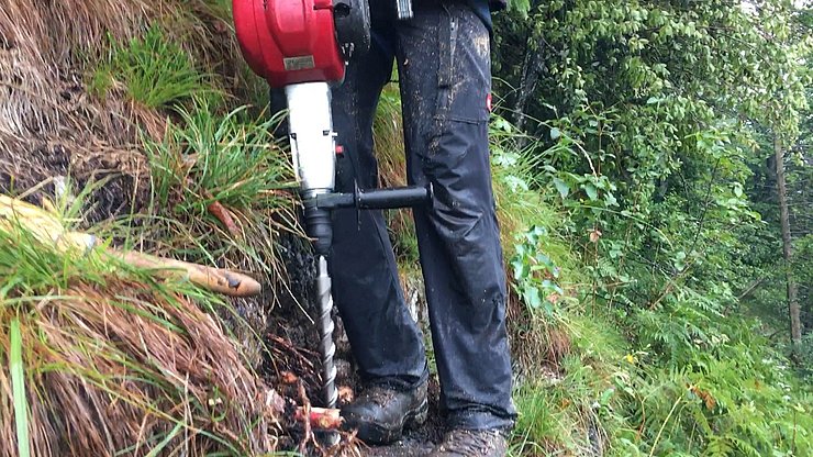© Land Tirol/Abt. Geoinformation Setzung einer Bohrung zur Besfestigung der Grundplatte mit M16-Edelstahlankern