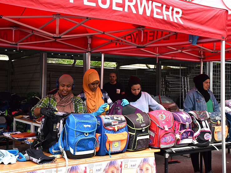 Frauen reinigen Schultaschen