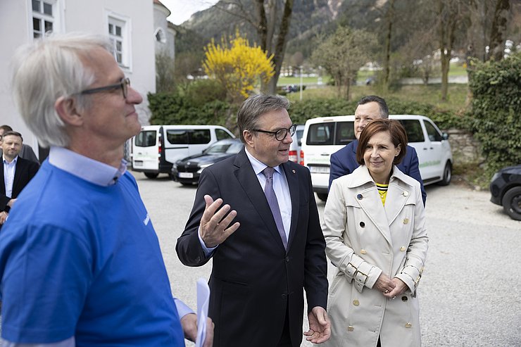 © Land Tirol/Sedlak von links: Lebenshilfe-GF Willeit, LH Platter, LRin Fischer, Karl-Josef Schubert, Bgm von Vomp (hinten).