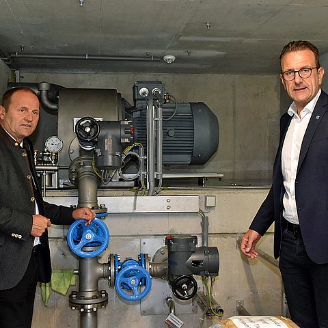 Der Hippacher Bürgermeister präsentiert dem Energielandesrat eines der Trinkwasserkraftwerke der Gemeinde.