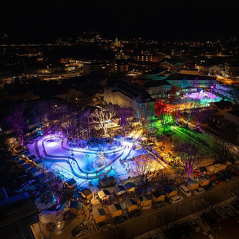 Luftaufnahme Eisfläche mit bunter Beleuchtung.