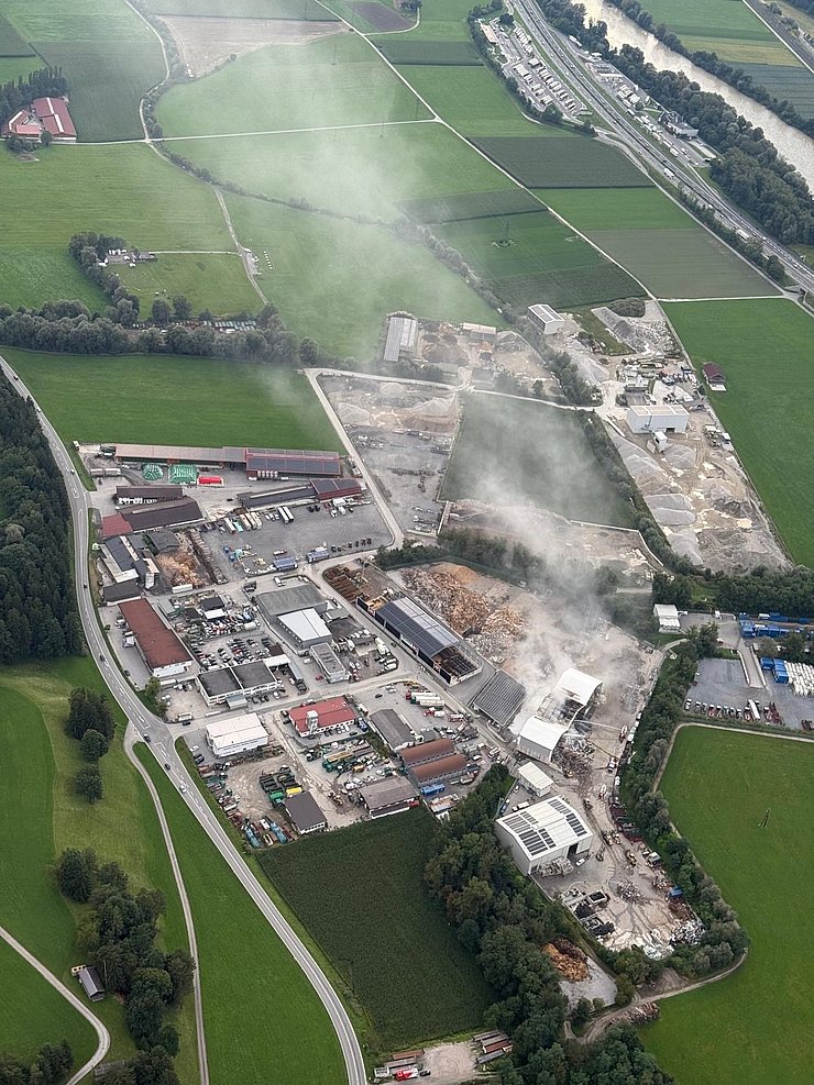 Luftaufnahme - man sieht Rauchwolke