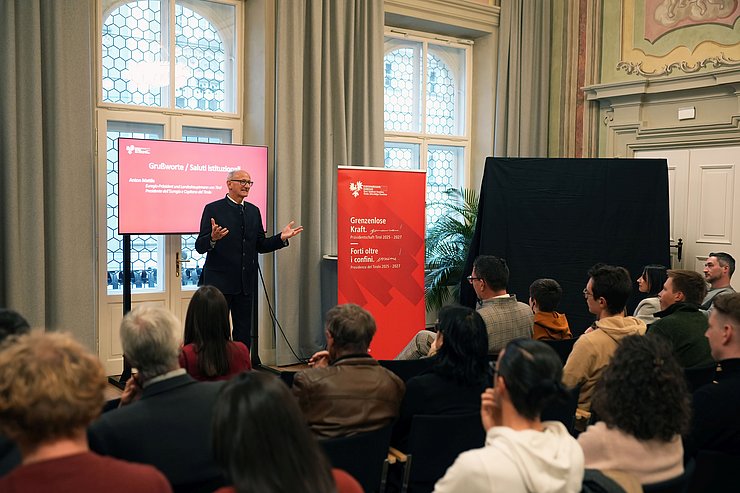 © Land Tirol/Jovanovic LH Anton Mattle bei seiner Rede zur Präsentation des Euregio-Kalenders 2026.