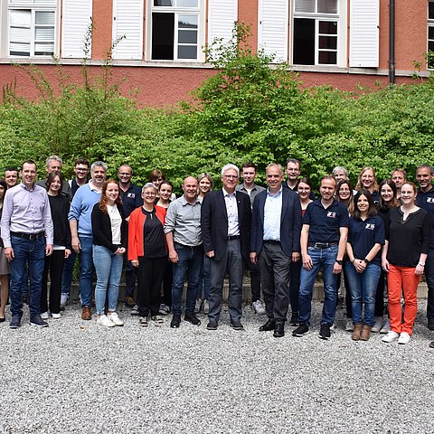 Gruppenfoto der Mitglieder der Bezirkseinsatzleitung Landeck im Innenhof der Bezirkshauptmannschaft