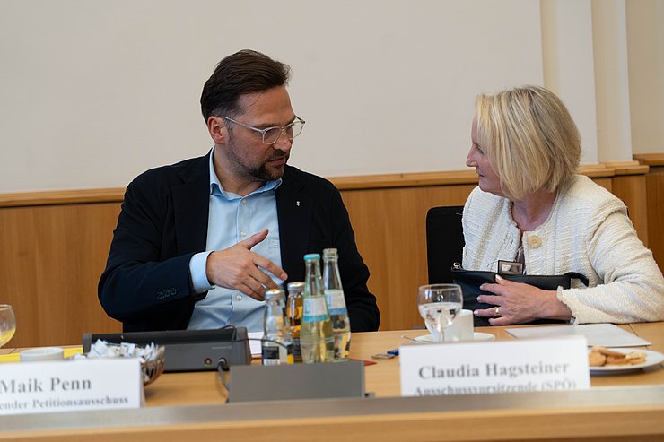 Die beiden Vorsitzenden der Petitionsausschüsse Claudia Hagsteiner (Tirol) und Maik Penn (Berlin)