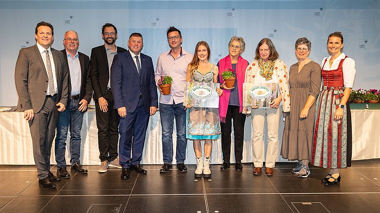 LR René Zumtobel (1.v.li.), Obfrau des Tiroler Bildungsforum Bettina Ellinger (1.v.re.) und Matthias Karader, Projektkoordinator Natur im Garten (3.v.li.), GemeindevertreterInnen und Natur im Garten BeraterInnen des Tiroler Bildungsforum mit Geehrten aus dem Bezirk Imst.