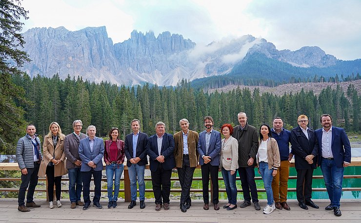 Gruppenfoto vor dem Karersee (4. bzw. 5. v.li. LTD Thomas Hofbauer und LTD-Stvin Renate Fischler)