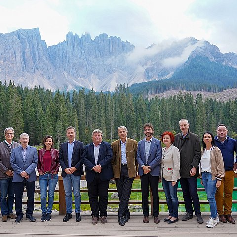 Gruppenfoto vor dem Karersee (4. bzw. 5. v.li. LTD Thomas Hofbauer und LTD-Stvin Renate Fischler)