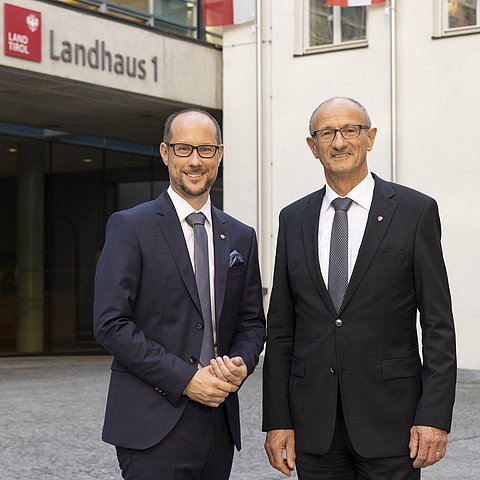 Gerber und Mattle vor dem Landhaus