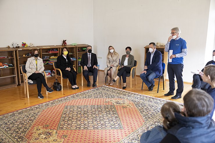 © Land Tirol/Sedlak In Fiecht fand ein Austausch mit den dort untergebrachten, ukrainischen Flüchtlingen statt, von links: LRin Gabriele Fischer, Vlasta Khymynets, Ehefrau des ukrainischen Botschafters in Österreich, LH Günther Platter, Nataliya Niederkofler (Übersetzerin), Landtagspräsidentin Sonja Ledl-Rossmann, der Vomper Bürgermeister Karl-Josef Schubert, Lebenshilfe GF Georg Willeit.