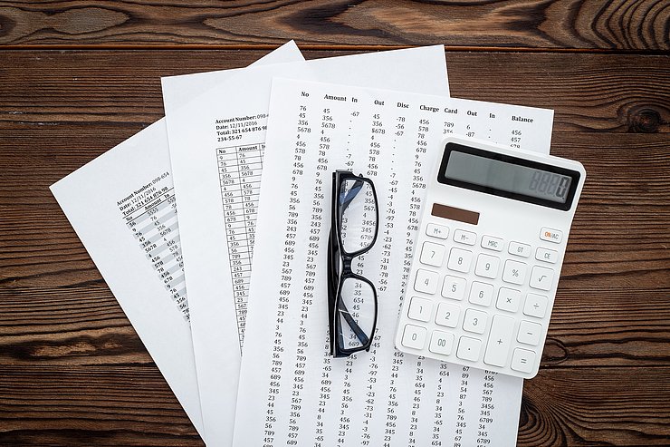 © Land Tirol/Shutterstock Schreibtisch von oben mit Unterlagen aus dem Finanzbereich