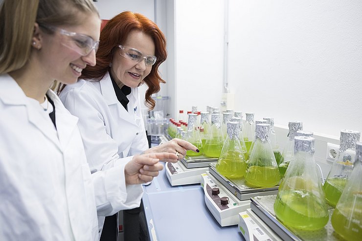 © Land Tirol/Sedlak Landesrätin Hagele steht in einem Labor.