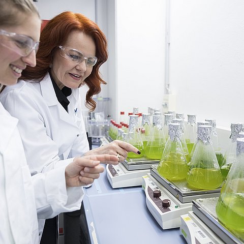 Landesrätin Hagele steht in einem Labor.