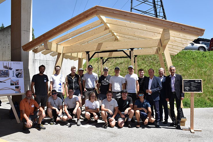 © Land Tirol/Jansenberger Gruppenfoto vor Holzkonstruktion